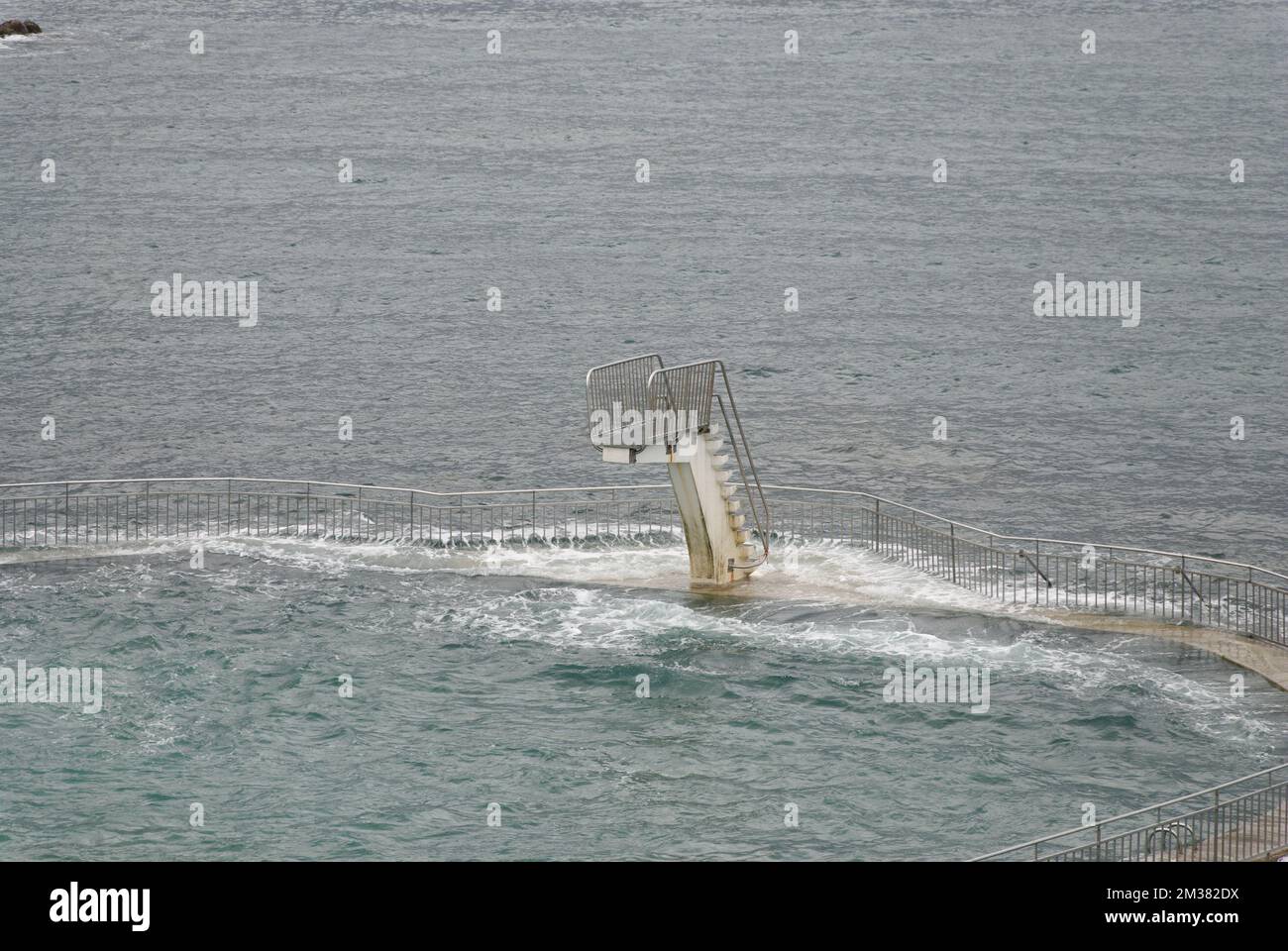 immersioni in una piscina naturale in mare Foto Stock