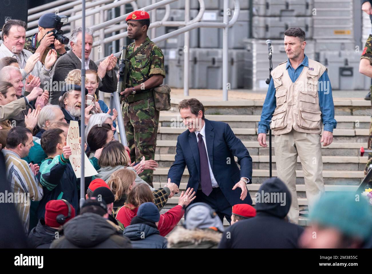 L'attore Bertie Carvel durante le riprese della serie 6 di Netflix The Crown in location a Southend on Sea, Essex, Regno Unito. Ricostruzione di Tony Blair in Kosovo Foto Stock