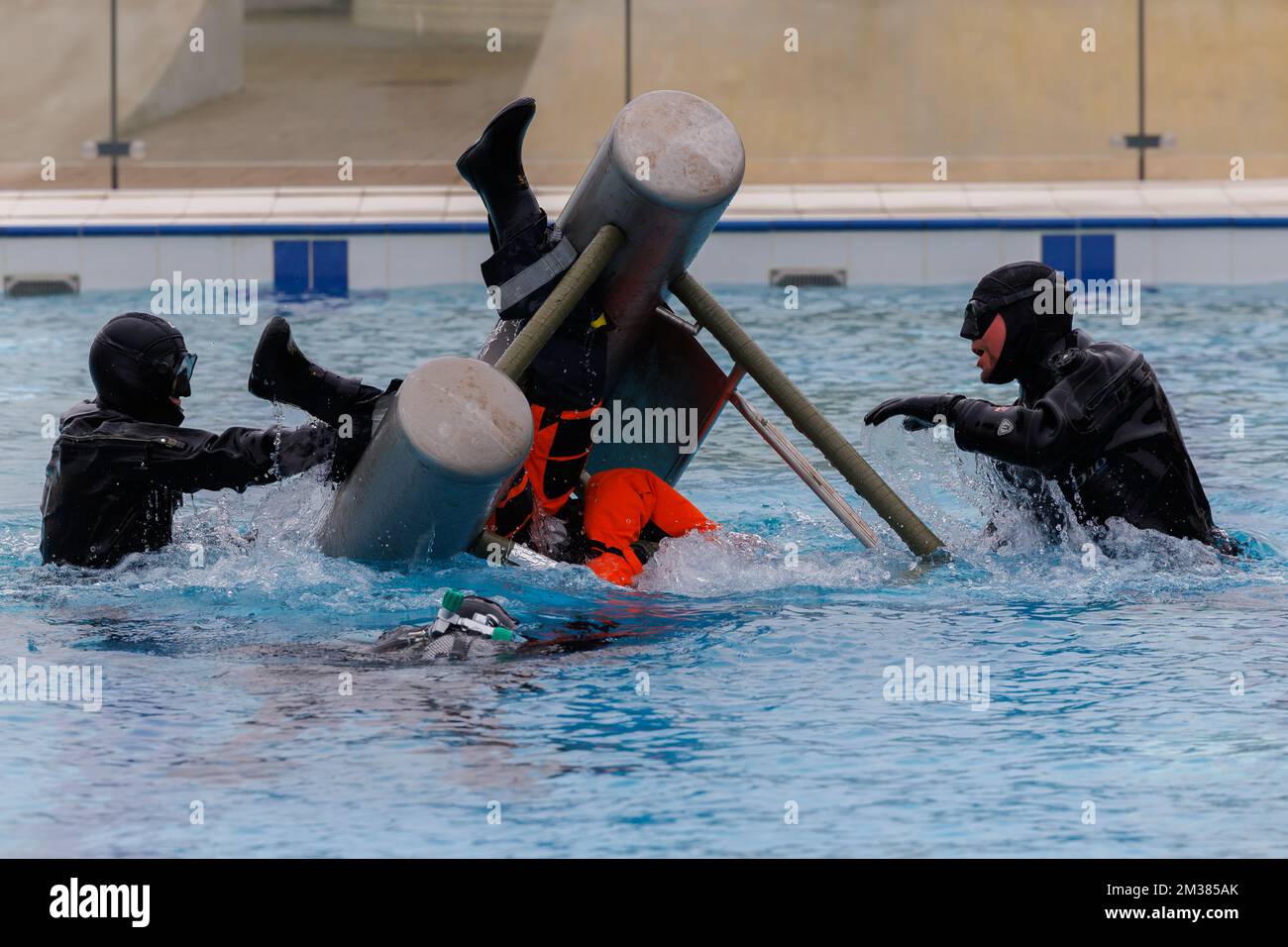 L'immagine mostra l'esercizio di emergenza 'COLD SWET' dell'Aeronautica militare della Difesa Belga, giovedì 03 febbraio 2022 a Oostduinkerke. Durante l'esercizio verranno esercitate tecniche di sopravvivenza per gli incidenti che coinvolgono l'acqua. BELGA FOTO KURT DESPLENTER Foto Stock