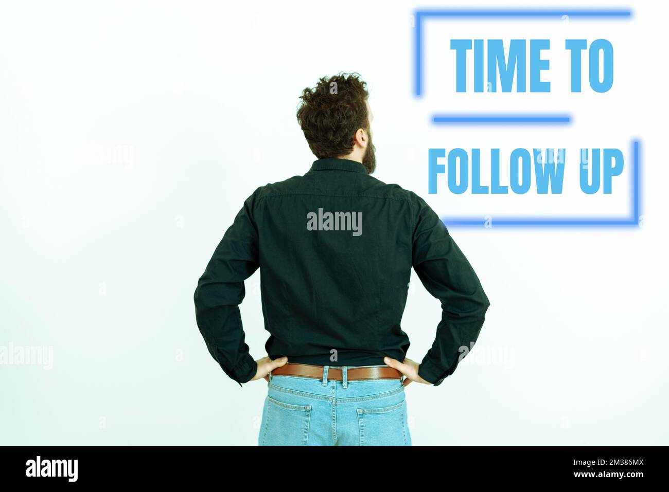 Cartello di testo che mostra il tempo di follow-up. Foto concettuale richiesta dell'attività precedente o continuazione delle informazioni Foto Stock