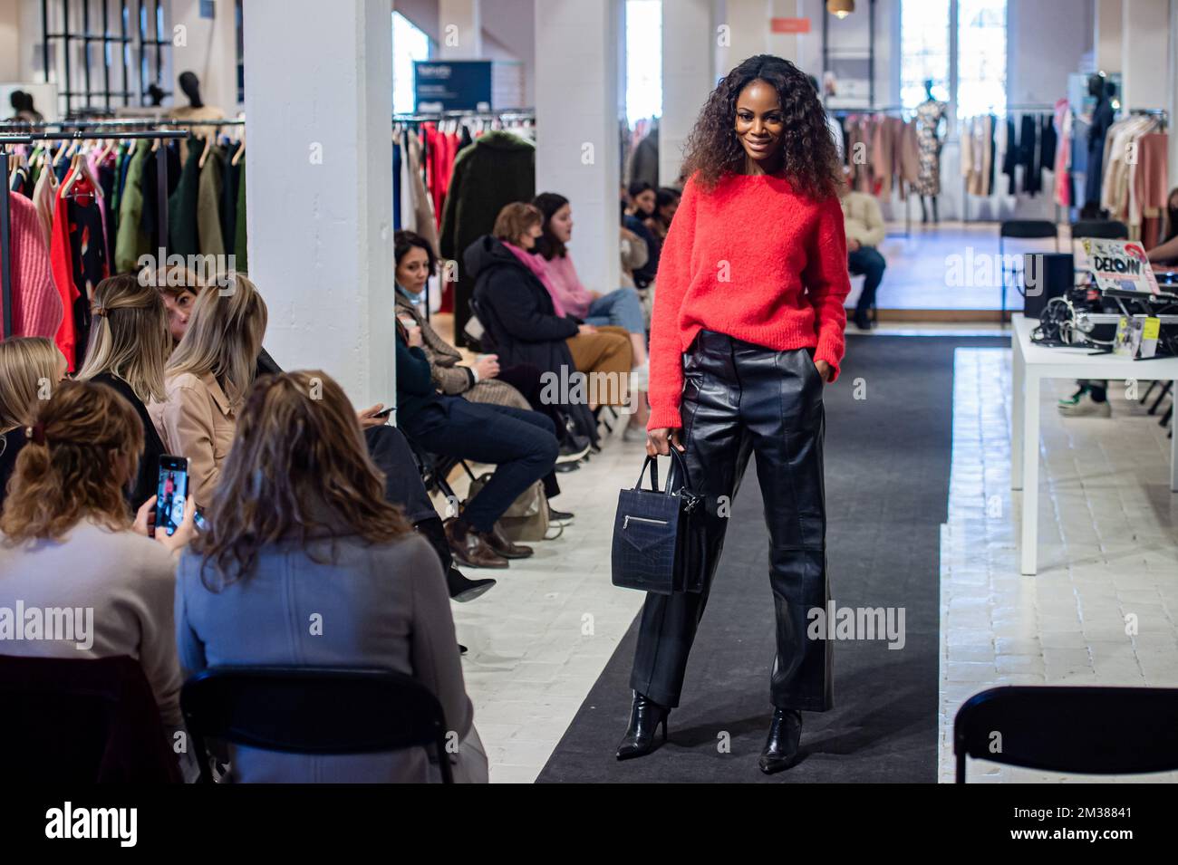 Un modello di moda è visto durante una sfilata di passerella alla 'Antwerp Fashion Week' di Anversa, lunedì 07 febbraio 2022. FOTO DI BELGA JONAS ROOSENS Foto Stock