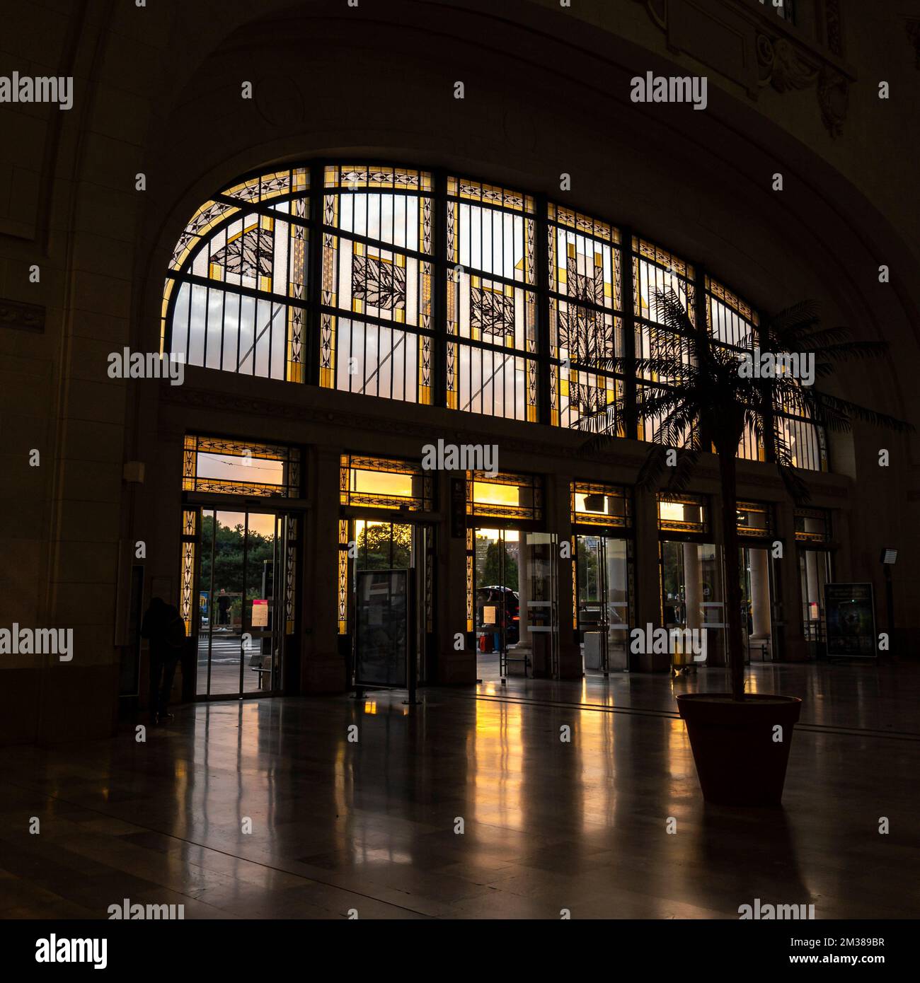 Quadro quadrato - vetrate colorate della stazione Limoges Benedictins, la stazione più bella della Francia 2022 Foto Stock