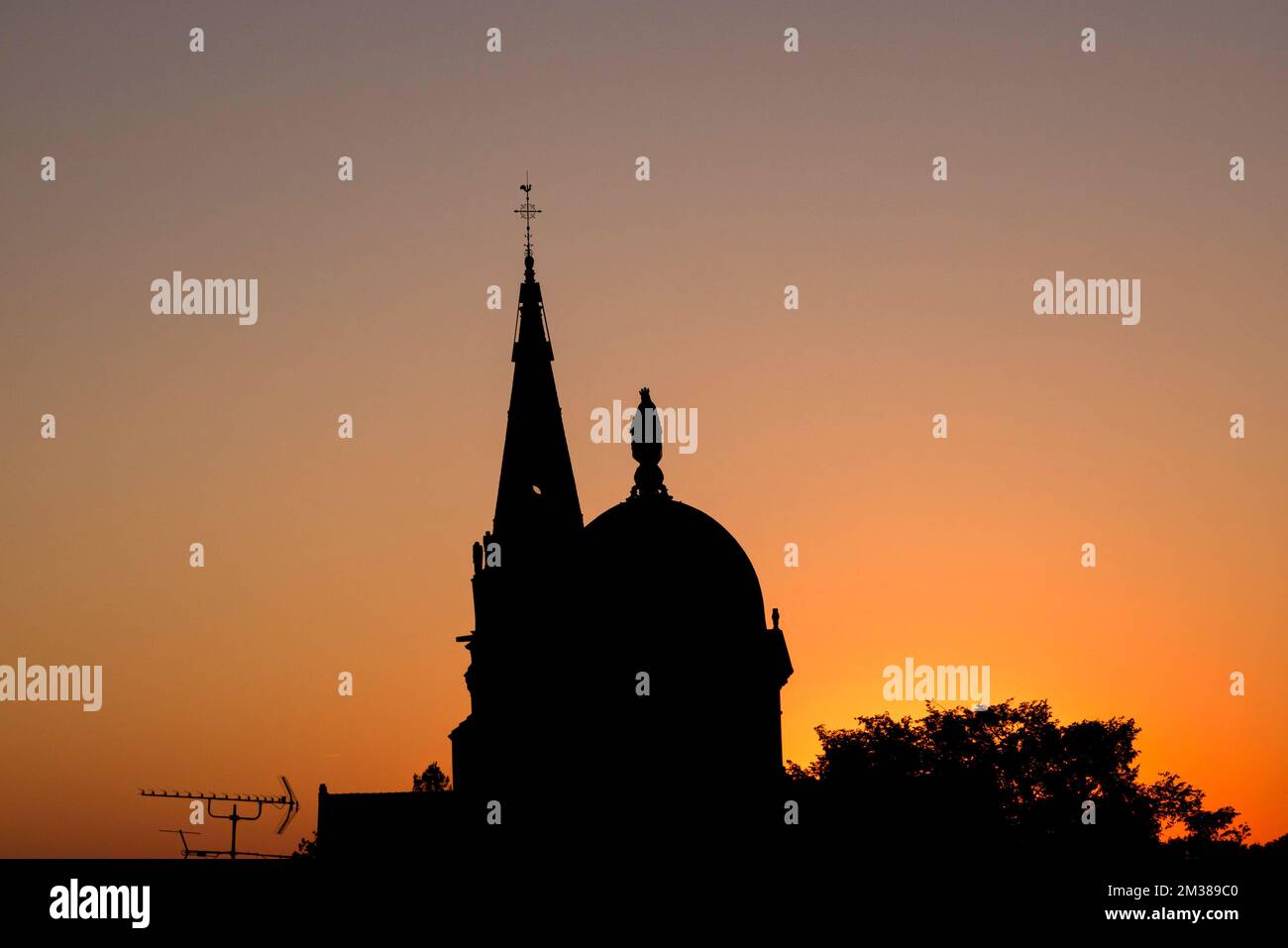 Notre Dame Chiesa Backlight durante il tramonto d'oro senza nuvole, Chateauroux, Indre, Francia Foto Stock