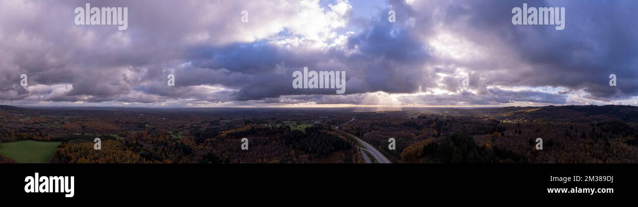 Panoramica da Limoges Nord con speedway e raggi di sole attraverso le nuvole, Limoges, Francia Foto Stock
