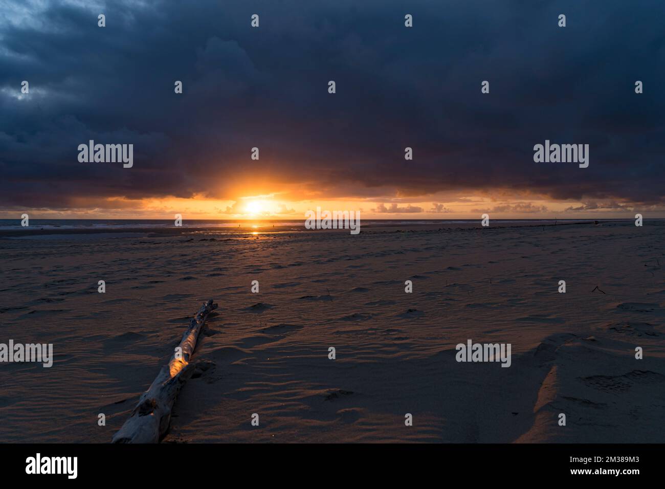 Nuvola al tramonto sulla spiaggia di Royan, 2022 maggio Foto Stock
