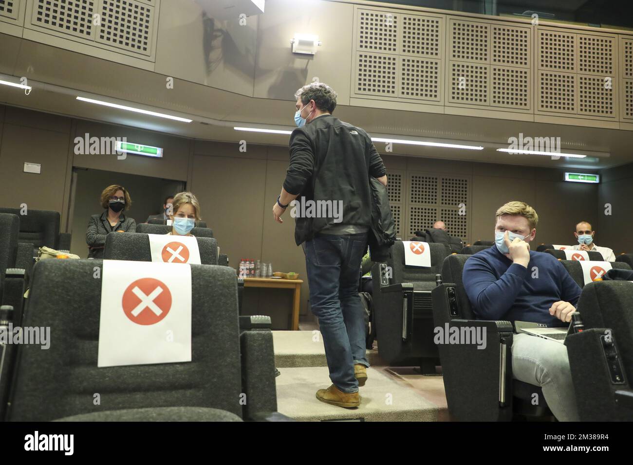 Un giornalista legge una dichiarazione e lascia de pressroom alla conferenza stampa dopo una riunione del comitato consultivo con i ministri del governo federale, dei governi regionali e dei governi comunitari, per discutere l'aumento delle infezioni da Covid-19, venerdì 11 febbraio 2022 a Bruxelles. FOTO DI BELGA NICOLAS MAETERLINCK Foto Stock