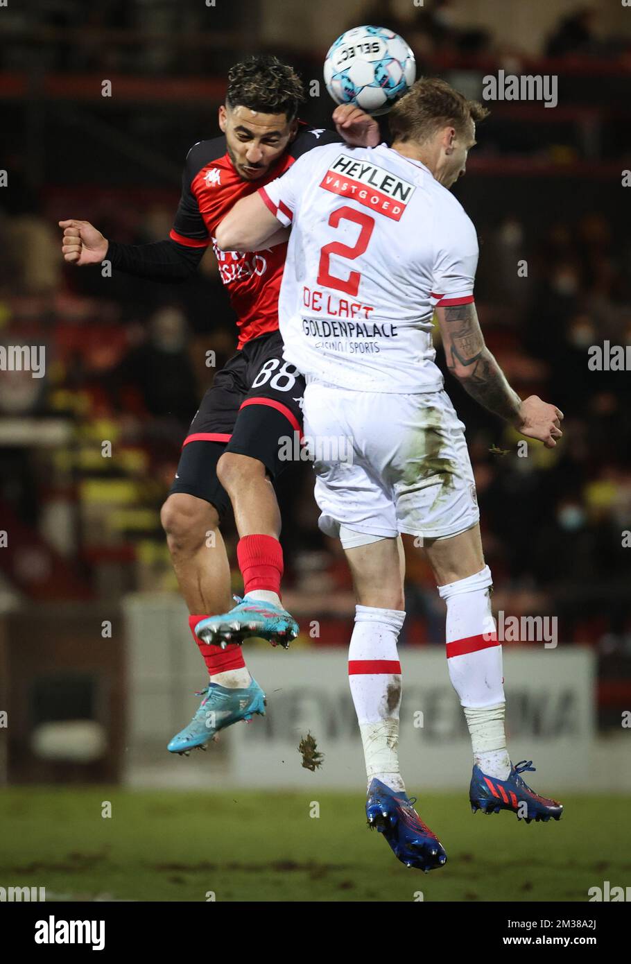 Paul Morgan Poaty di Seraing e Ritchie De Laet di Anversa combattono per la palla durante una partita di calcio tra Royal Football Club Seraing e Royal Antwerp FC, venerdì 11 febbraio 2022 a Seraing, il giorno 27 della prima divisione del campionato belga della 'Jupiler Pro League' del 2021-2022. BELGA PHOTO VIRGINIE LEFOUR Foto Stock