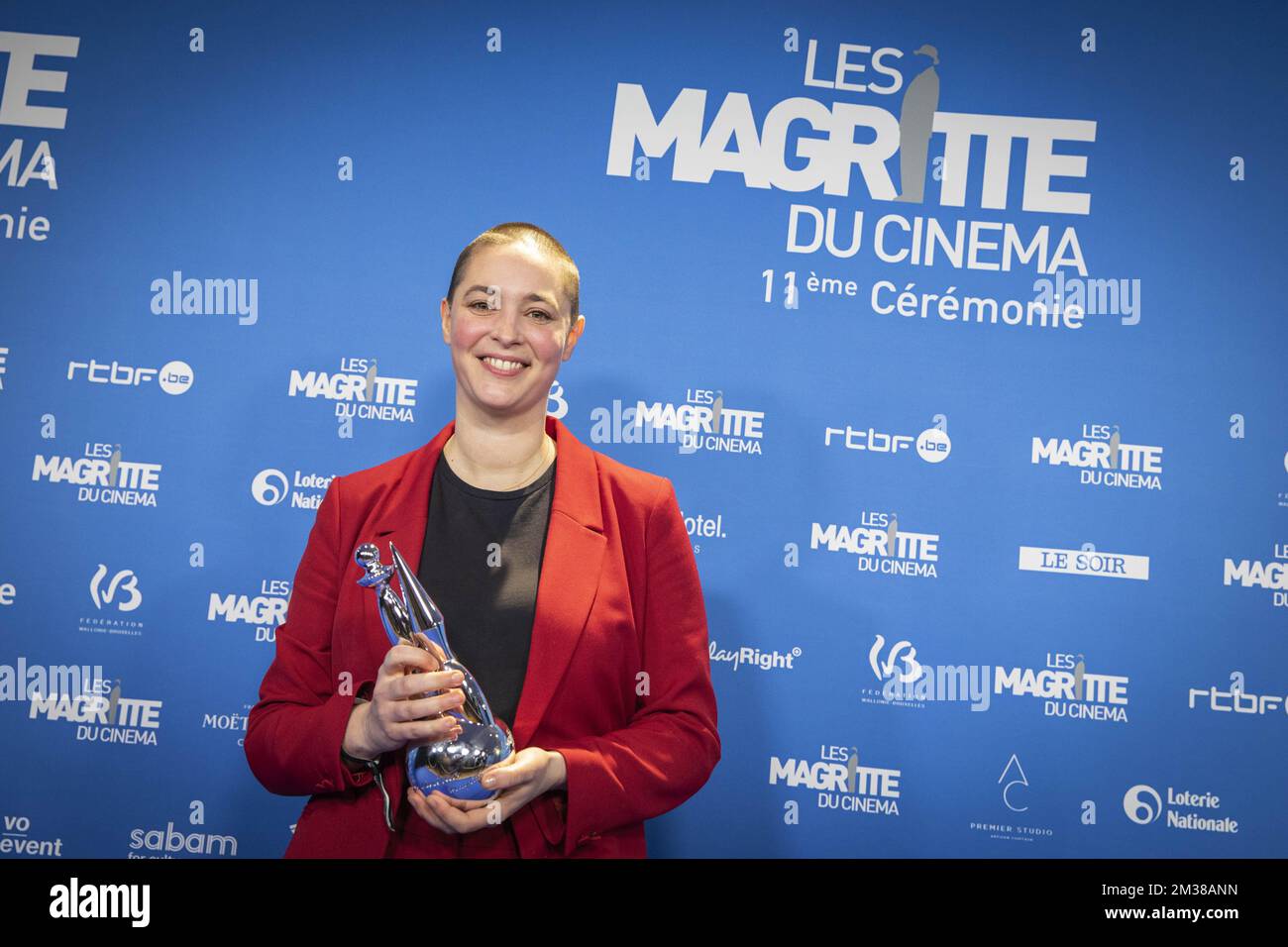 la regista Lia Bertels si pone dopo aver vinto il Magritte per il miglior cortometraggio animato alla cerimonia di premiazione del film 'Magritte du Cinema', sabato 12 febbraio 2022, a Bruxelles. I premi sono assegnati ai film dei produttori belgi di lingua francese. FOTO DI BELGA PAUL-HENRI VERLOOY Foto Stock