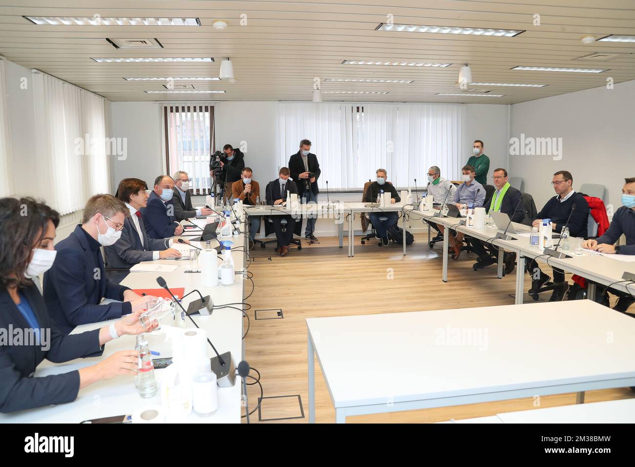 L'immagine mostra un incontro tra i rappresentanti sindacali della società AGC Fleurus, diversi membri del governo vallone e il Ministro federale Dermagne per discutere la chiusura del sito, presso l'Elysette, a Namur, lunedì 14 febbraio 2022. Il gruppo AGC ha annunciato, nel corso di un consiglio straordinario di lavori, la sua intenzione di chiudere il sito del carolo alla fine del 2023. 187 posti di lavoro sono minacciati. FOTO DI BELGA BRUNO FAHY Foto Stock