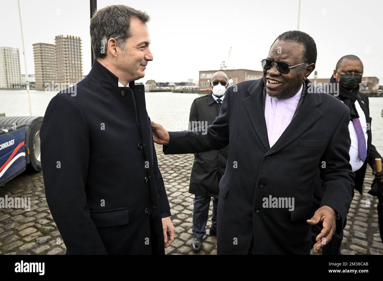 Il primo ministro Alexander De Croo e il presidente della Namibia Hage G. Geingob hanno fatto una foto durante una visita al porto di Anversa e alla stazione di rifornimento di idrogeno, ad Anversa, mercoledì 16 febbraio 2022. Grazie ai suoi deserti che offrono una grande capacità per l'energia solare ed eolica, la Namibia vuole svolgere un ruolo pionieristico nel campo della transizione energetica. A questo proposito, le autorità della Namibia sono curiose delle capacità di stoccaggio offerte dall'idrogeno verde e delle tecnologie belghe. FOTO DI BELGA DIRK WAEM Foto Stock