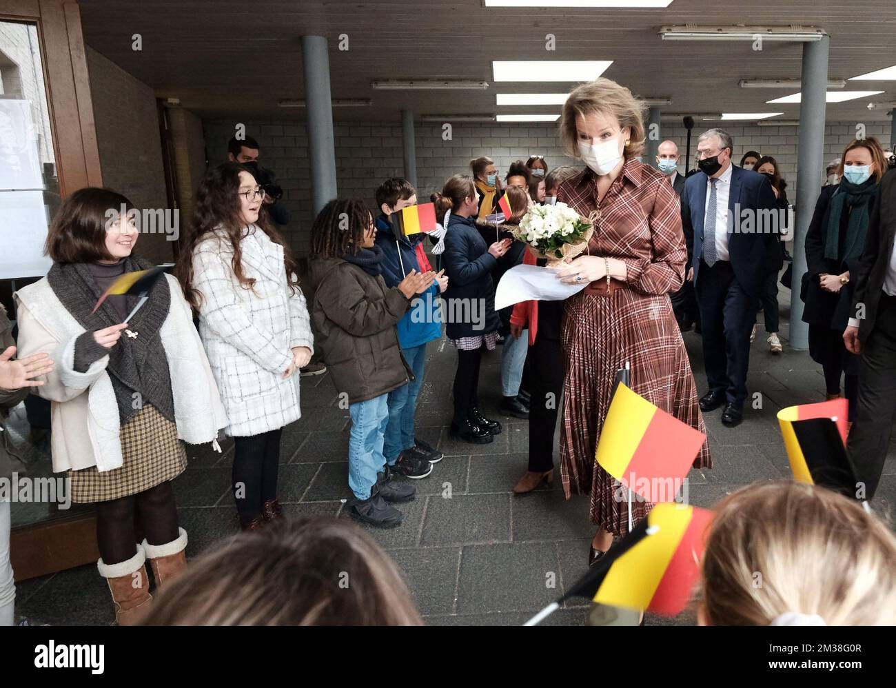 La regina Mathilde del Belgio ha raffigurato durante una visita reale alla scuola elementare comunale di Bouge, come parte della settimana contro il bullismo scolastico, martedì 22 febbraio 2022. In collaborazione con l'Università della Pace, la scuola ha adottato il metodo Kiva, che forma gli insegnanti e gli studenti delle scuole elementari nella gestione dei conflitti e nella prevenzione del bullismo. La Regina partecipa a una tavola rotonda con formatori e insegnanti sull'applicazione di questo metodo. Partecipa poi ad un'attività con gli alunni del 4th° anno di scuola elementare, sugli strumenti contro il bullismo. Questa visita è parte dell'attenzione Foto Stock