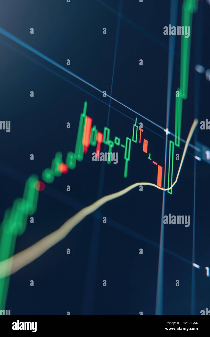 Immagine verticale del grafico del mercato azionario di commercio del cripto con il grafico tecnico di prezzi e l'indicatore, il candelabro verde che va in su mescolato con un certo calo rosso, contribuente a fare l'analisi di su e di downtrend Foto Stock