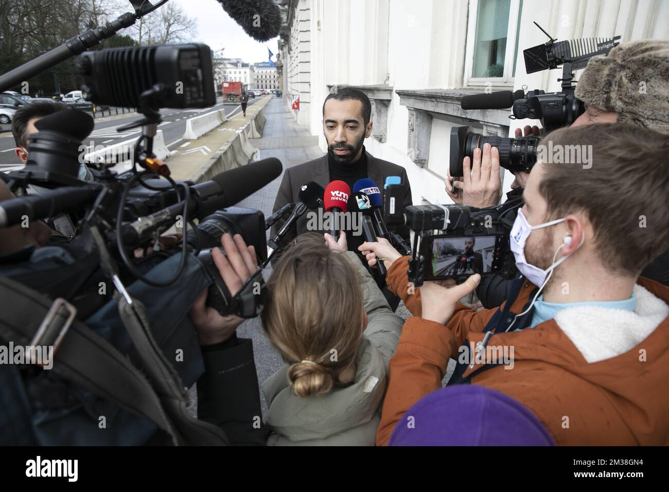 Sammy Mahdi ha illustrato nel corso di una conferenza stampa per presentare il bilancio intermedio del governo di Bruxelles, giovedì 24 febbraio 2022 a Bruxelles. Nel corso di questo evento stampa, i ministri e i segretari di Stato faranno il punto della prima metà della legislatura e delle decisioni politiche che hanno permesso di realizzare numerosi progetti nella regione di Bruxelles. BELGA FOTO HATIM KAGHAT Foto Stock