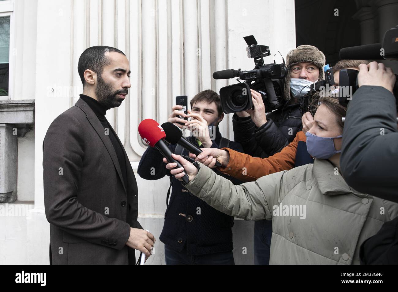 Sammy Mahdi ha illustrato nel corso di una conferenza stampa per presentare il bilancio intermedio del governo di Bruxelles, giovedì 24 febbraio 2022 a Bruxelles. Nel corso di questo evento stampa, i ministri e i segretari di Stato faranno il punto della prima metà della legislatura e delle decisioni politiche che hanno permesso di realizzare numerosi progetti nella regione di Bruxelles. BELGA FOTO HATIM KAGHAT Foto Stock