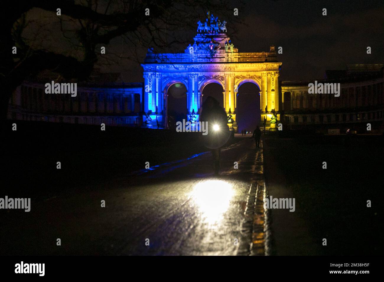L'immagine mostra l'arco trionfale (arco di trionfo - triomfboog) al Jubelpark - Parc du Cinquantenaire, che è stato illuminato nei colori della bandiera Ucraina, per mostrare sostegno al popolo ucraino, a Bruxelles, giovedì 24 febbraio 2022. Ieri sera, la Russia ha deciso di invadere diverse regioni ucraine. BELGA FOTO HATIM KAGHAT Foto Stock