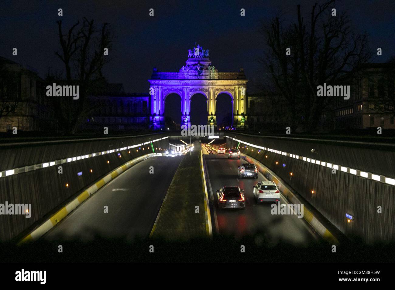 L'immagine mostra l'arco trionfale (arco di trionfo - triomfboog) al Jubelpark - Parc du Cinquantenaire, che è stato illuminato nei colori della bandiera Ucraina, per mostrare sostegno al popolo ucraino, a Bruxelles, giovedì 24 febbraio 2022. Ieri sera, la Russia ha deciso di invadere diverse regioni ucraine. BELGA FOTO HATIM KAGHAT Foto Stock