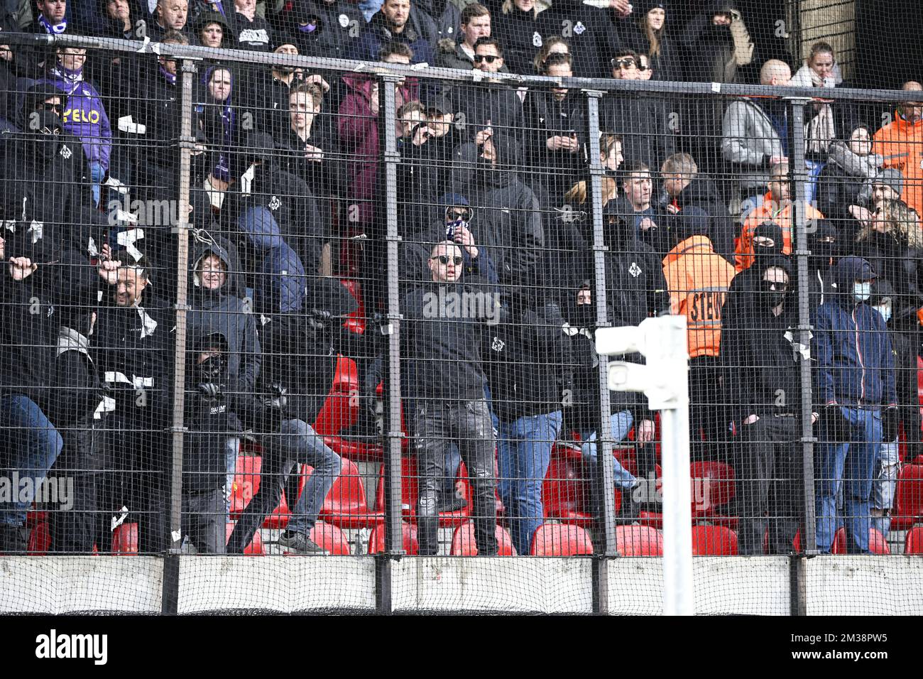 I fan di Beerschot sono arrabbiati durante una partita di calcio tra il Royal Antwerp FC e il Beerschot VA, domenica 06 marzo 2022 ad Anversa, il giorno 30 della prima divisione del campionato belga della 'Jupiler Pro League' 2021-2022. BELGA FOTO TOM GOYVAERTS Foto Stock