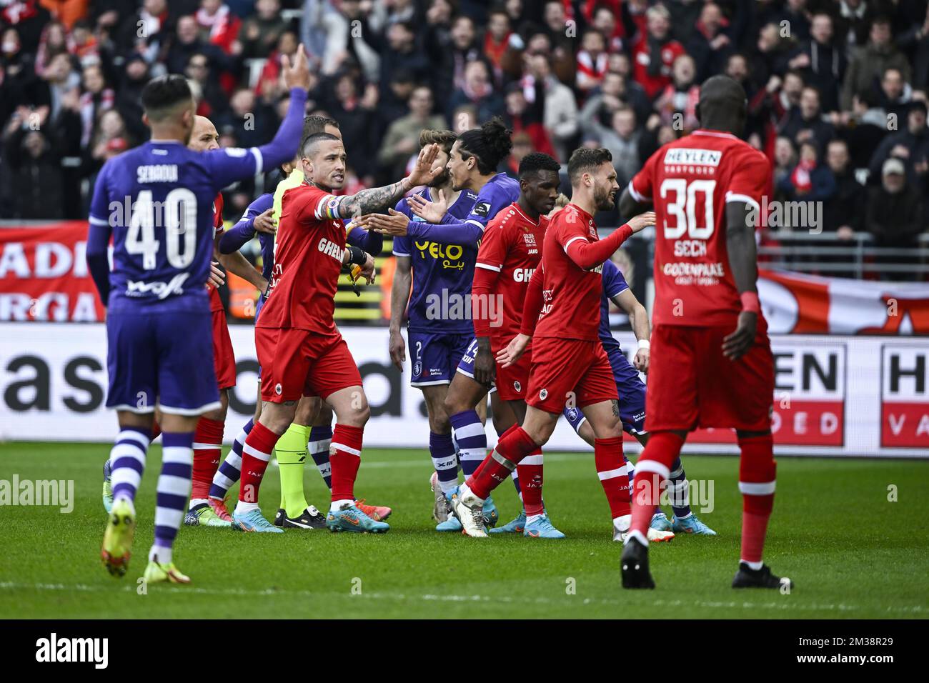 Radja Nainggolan di Anversa e Mauricio Lemos di Beerschot, nella foto, durante una partita di calcio tra il Royal Antwerp FC e il Beerschot VA, domenica 06 marzo 2022 ad Anversa, il 30° giorno della prima divisione del campionato belga della 'Jupiler Pro League' del 2021-2022. BELGA FOTO TOM GOYVAERTS Foto Stock