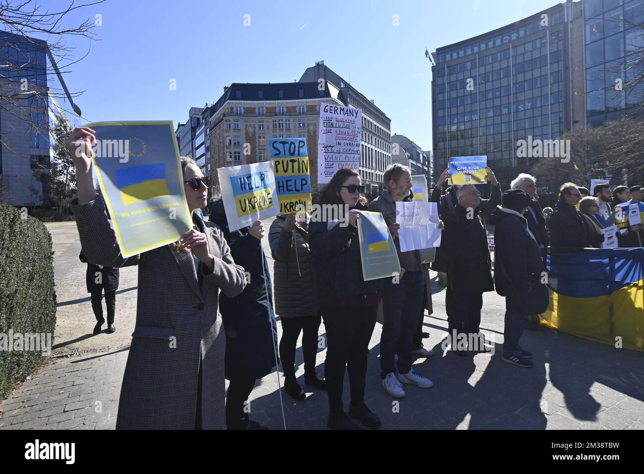 Immagine ripresa nel corso di una manifestazione chiamata Donne in piedi con l'Ucraina, il giorno della lotta per i diritti delle donne, organizzata dall'alleanza Together4Freedom per sostenere la popolazione Ucraina, a Bruxelles, martedì 08 marzo 2022. La Russia ha invaso l'Ucraina la scorsa settimana. Oltre 1,5 milioni di ucraini fuggono dal paese. FOTO DI BELGA ERIC LALMAND Foto Stock