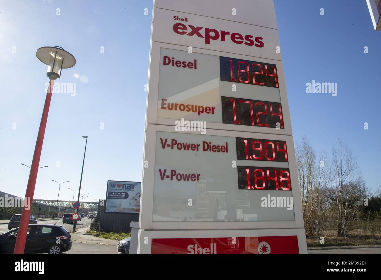 La figura mostra una stazione di servizio a Bruxelles, sabato 19 marzo 2022. Il prezzo del gasolio ha raggiunto i 2,2 euro al litro, ma grazie alle nuove misure il prezzo è sceso di due euro. FOTO DI BELGA NICOLAS MAETERLINCK Foto Stock