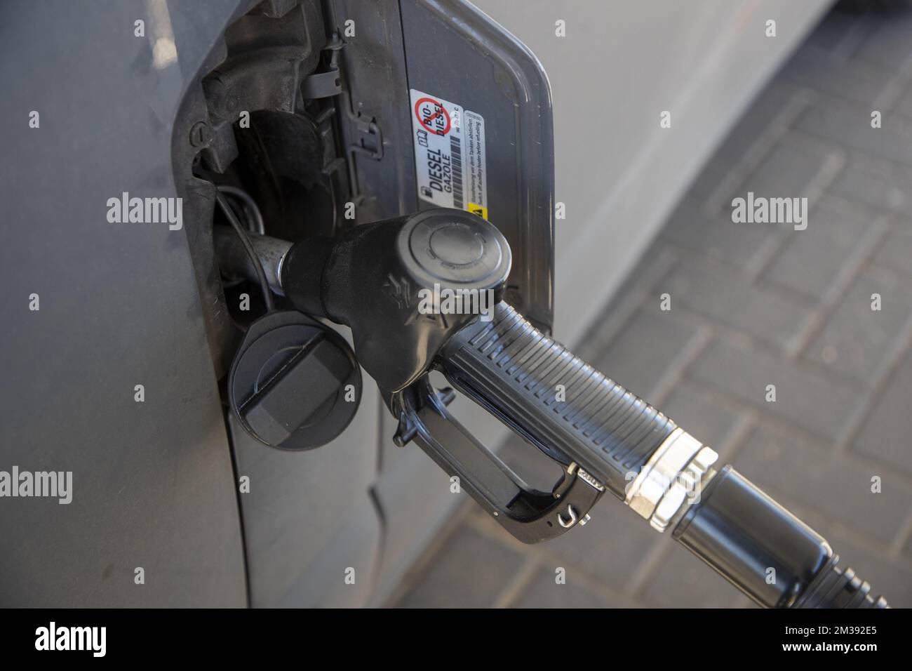 L'immagine mostra il rifornimento di gasolio in un'auto presso una stazione di servizio a Bruxelles, sabato 19 marzo 2022. Il prezzo del gasolio ha raggiunto i 2,2 euro al litro, ma grazie alle nuove misure il prezzo è sceso di due euro. FOTO DI BELGA NICOLAS MAETERLINCK Foto Stock