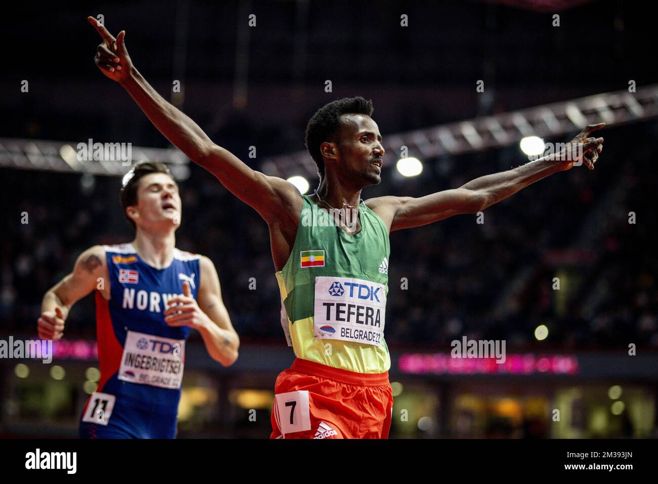 Il norvegese Jakob Ingebrigtsen e Samuel Tefera in Etiopia festeggiano il traguardo per vincere il terzo e ultimo giorno del Campionato Mondiale di Atletica Indoor, a Belgrado, in Serbia, domenica 20 marzo 2022. I campionati si svolgono dal 18 al 20 marzo. FOTO DI BELGA JASPER JACOBS Foto Stock