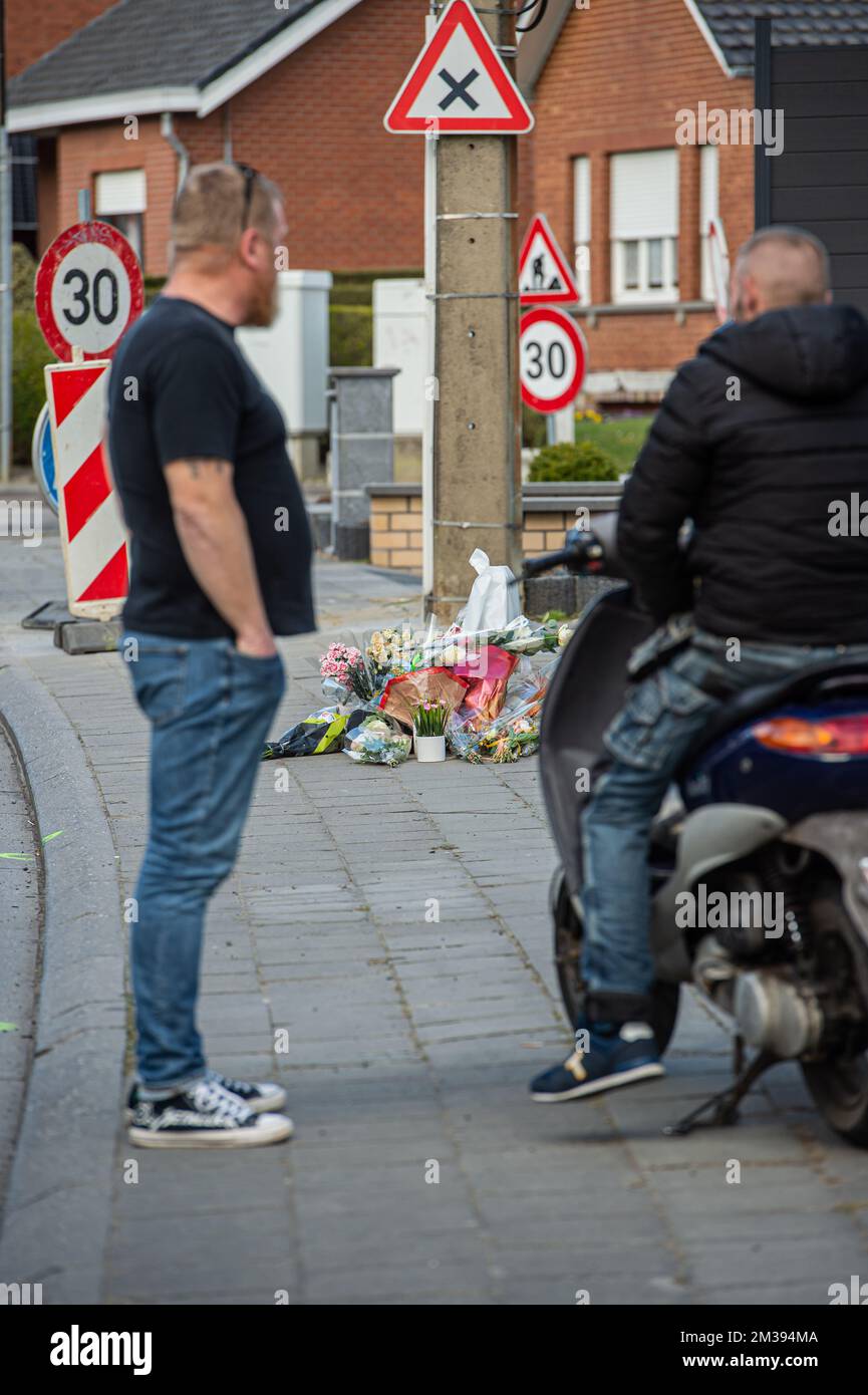 Persone raffigurate nel sito in cui un'auto è entrata in un gruppo di carnivalisti domenica mattina 20 marzo, a Strepy-Bracquegnies, vicino a la Louviere (Hainaut), martedì 22 marzo 2022. Sei persone sono morte, dieci sono gravemente ferite e altre 27 sono leggermente ferite. FOTO DI BELGA JONAS ROOSENS Foto Stock