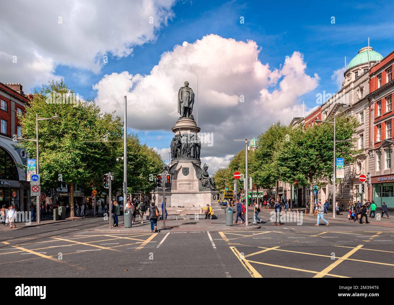 L'estremità inferiore di o'Connell Street con il memoriale di Daniel o'Connell. Foto scattata dal ponte o'Connell, guardando verso nord. Dublino, Irlanda. Foto Stock