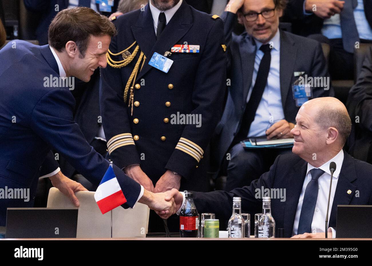 Il Presidente della Francia Emmanuel Macron, incontra il Cancelliere della Germania OLAF Scholz e, giovedì 24 marzo 2022, in occasione di un vertice straordinario dell'alleanza militare NATO (Organizzazione del Trattato del Nord Atlantico) a Bruxelles. BELGA FOTO BENOIT DOPPAGNE Foto Stock