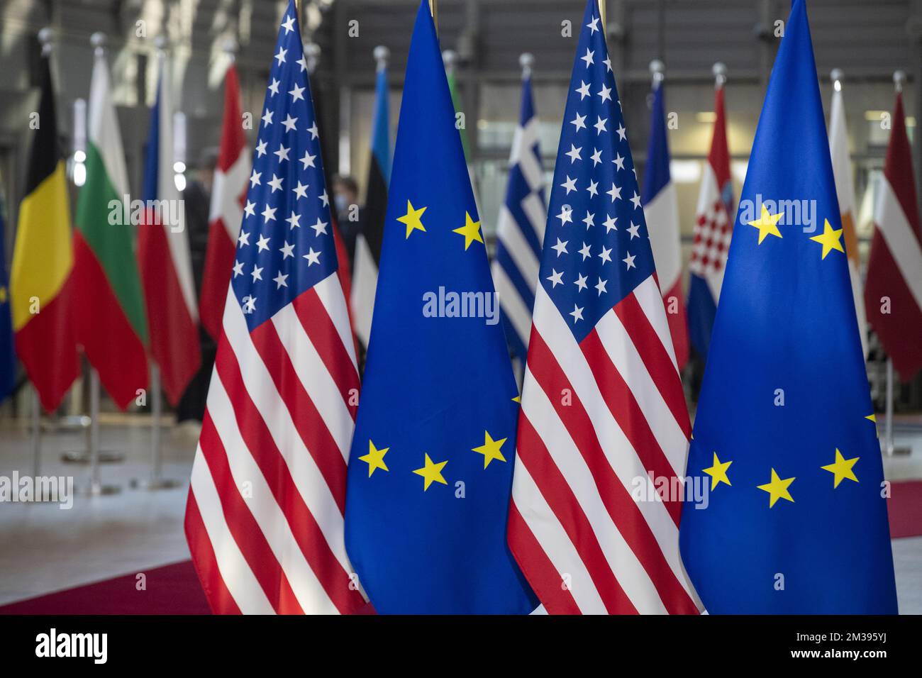 L'immagine mostra le bandiere europee e statunitensi durante una riunione del consiglio europeo, a Bruxelles, giovedì 24 marzo 2022, presso la sede dell'Unione europea a Bruxelles. Il Consiglio europeo discuterà l'aggressione militare russa contro l'Ucraina, la sicurezza e la difesa, l'energia, le questioni economiche, la COVID-19 e le relazioni esterne. BELGA FOTO PISCINA NICOLAS MAETERLINCK Foto Stock