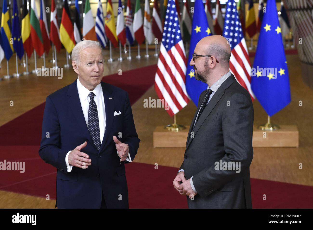 Il presidente DEGLI STATI UNITI Joe Biden e il presidente del Consiglio europeo Charles Michel hanno visto di fronte alle bandiere europee e statunitensi, in vista di una riunione del consiglio europeo, a Bruxelles, giovedì 24 marzo 2022, presso la sede dell'Unione europea a Bruxelles. Il Consiglio europeo discuterà l'aggressione militare russa contro l'Ucraina, la sicurezza e la difesa, l'energia, le questioni economiche, la COVID-19 e le relazioni esterne. BELGA FOTO PISCINA DIDIER LEBRUN Foto Stock