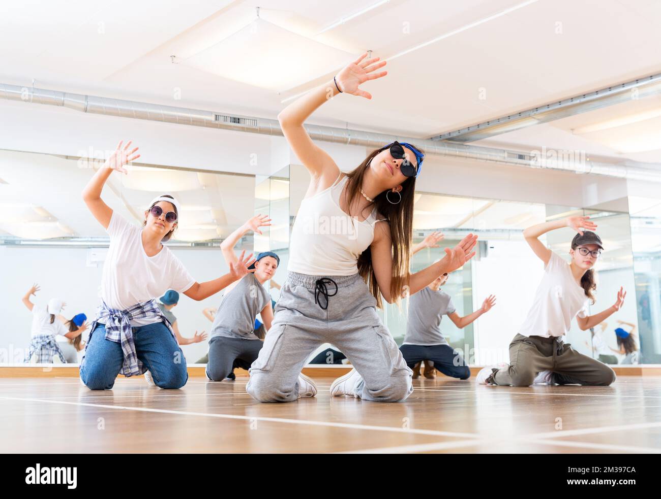 Ballerini dell'hip hop degli adolescenti che si posano sulle ginocchia Foto  stock - Alamy