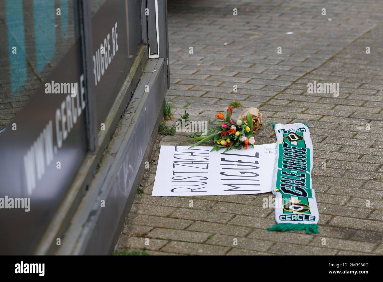 I tifosi lasciano fiori e messaggi alla squadra di calcio belga Cercle Brugge, martedì 29 marzo 2022 a Brugge. Oggi il portiere di Cercle Miguel Van Damme è morto dopo aver sofferto di leucemia per anni, aveva 28 anni. BELGA FOTO KURT DESPLENTER Foto Stock