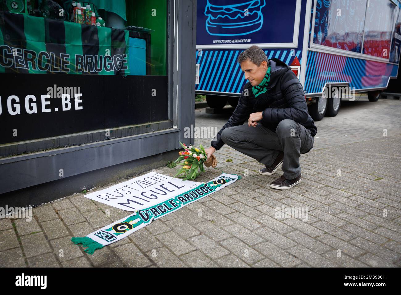 I tifosi lasciano fiori e messaggi alla squadra di calcio belga Cercle Brugge, martedì 29 marzo 2022 a Brugge. Oggi il portiere di Cercle Miguel Van Damme è morto dopo aver sofferto di leucemia per anni, aveva 28 anni. BELGA FOTO KURT DESPLENTER Foto Stock