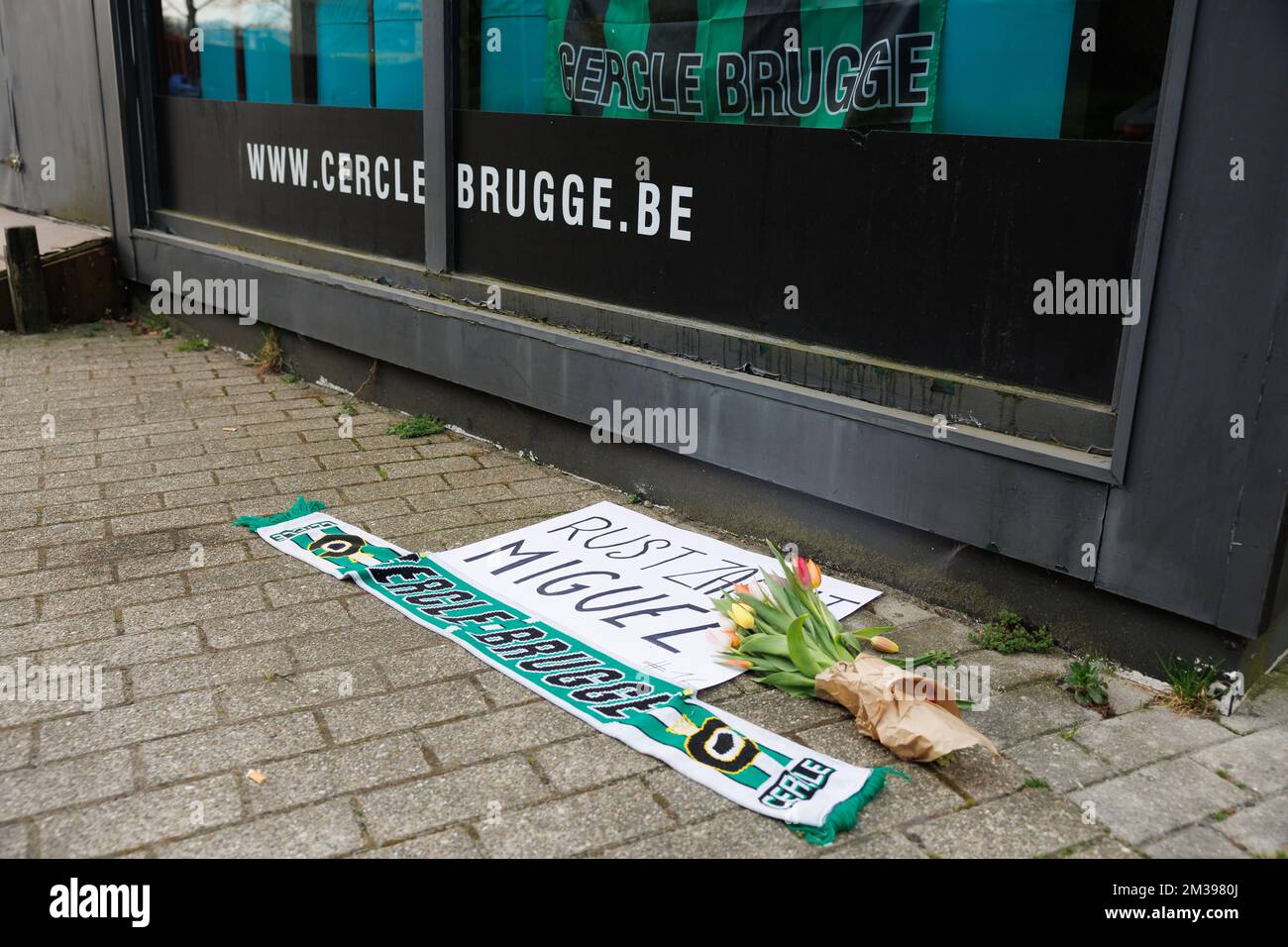 I tifosi lasciano fiori e messaggi alla squadra di calcio belga Cercle Brugge, martedì 29 marzo 2022 a Brugge. Oggi il portiere di Cercle Miguel Van Damme è morto dopo aver sofferto di leucemia per anni, aveva 28 anni. BELGA FOTO KURT DESPLENTER Foto Stock