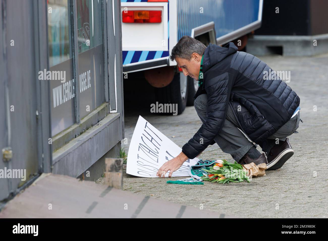 I tifosi lasciano fiori e messaggi alla squadra di calcio belga Cercle Brugge, martedì 29 marzo 2022 a Brugge. Oggi il portiere di Cercle Miguel Van Damme è morto dopo aver sofferto di leucemia per anni, aveva 28 anni. BELGA FOTO KURT DESPLENTER Foto Stock