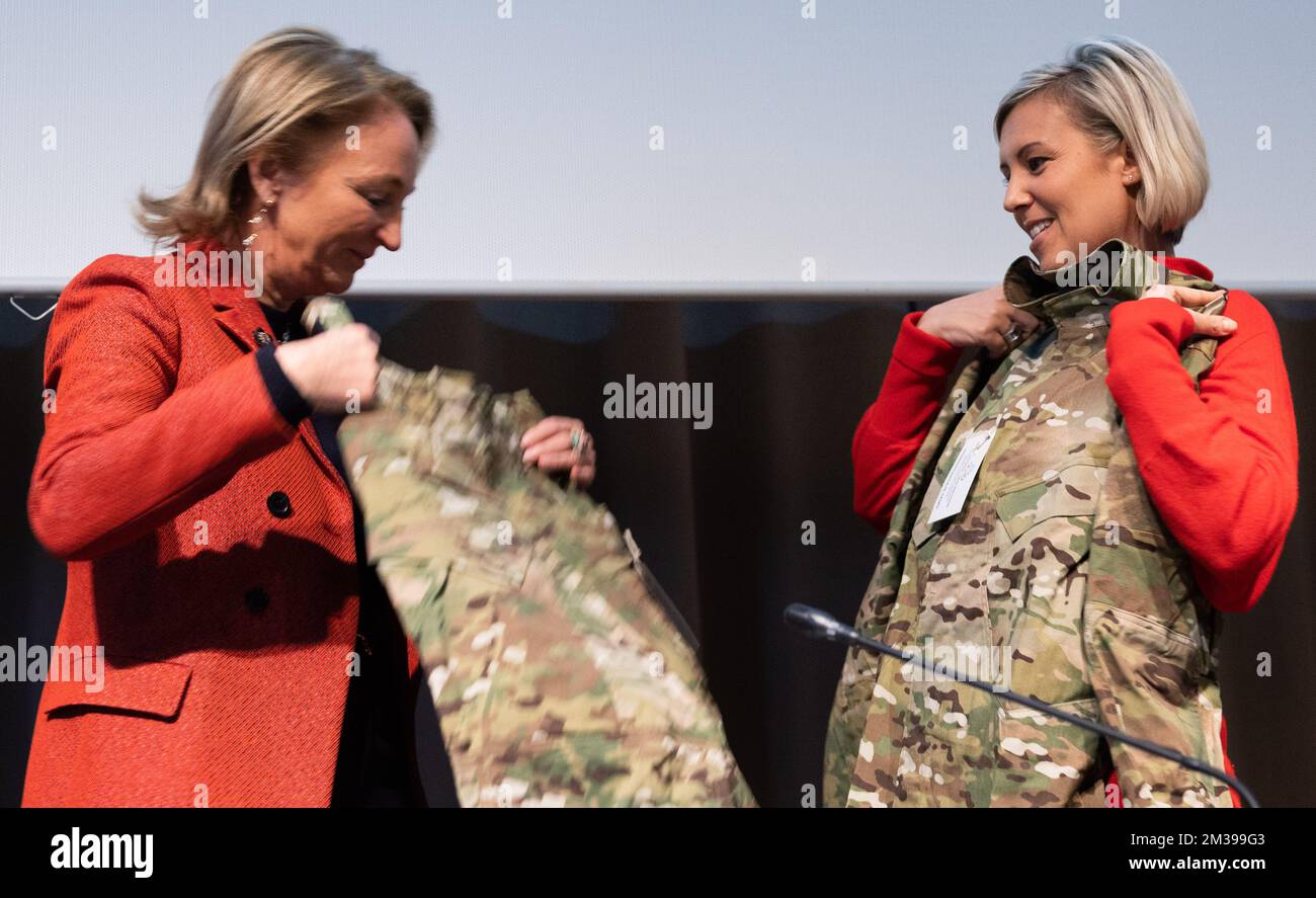 Il ministro della Difesa Ludivine Dedonder (R) riceve una nuova divisa dall'amministratore delegato di Sioen Industries Michele Sioen durante un momento di stampa per presentare il nuovo sistema operativo di abbigliamento per i nostri soldati, alla Royal Military School di Bruxelles, venerdì 01 aprile 2022. Il rivoluzionario sistema, che comprende il nuovo camouflage, è fortemente impegnato nel comfort, nell'ergonomia e nella protezione del nostro uomo e della nostra donna militari. Il sistema belga di abbigliamento per la difesa (BDC) è un progetto a lungo termine, innovativo, in evoluzione e qualitativo in cui i nostri soldati sono al centro. BELGA FOTO BENOIT DOPPAGNE Foto Stock