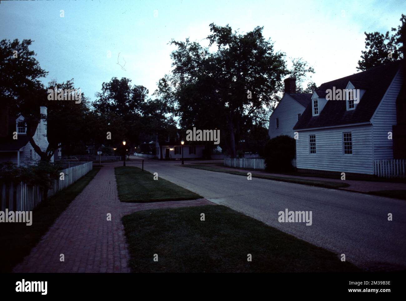 Williamsburg, Virginia. USA 9/1987. Colonial Williamsburg Homes, strada principale al primo semaforo. Foto Stock