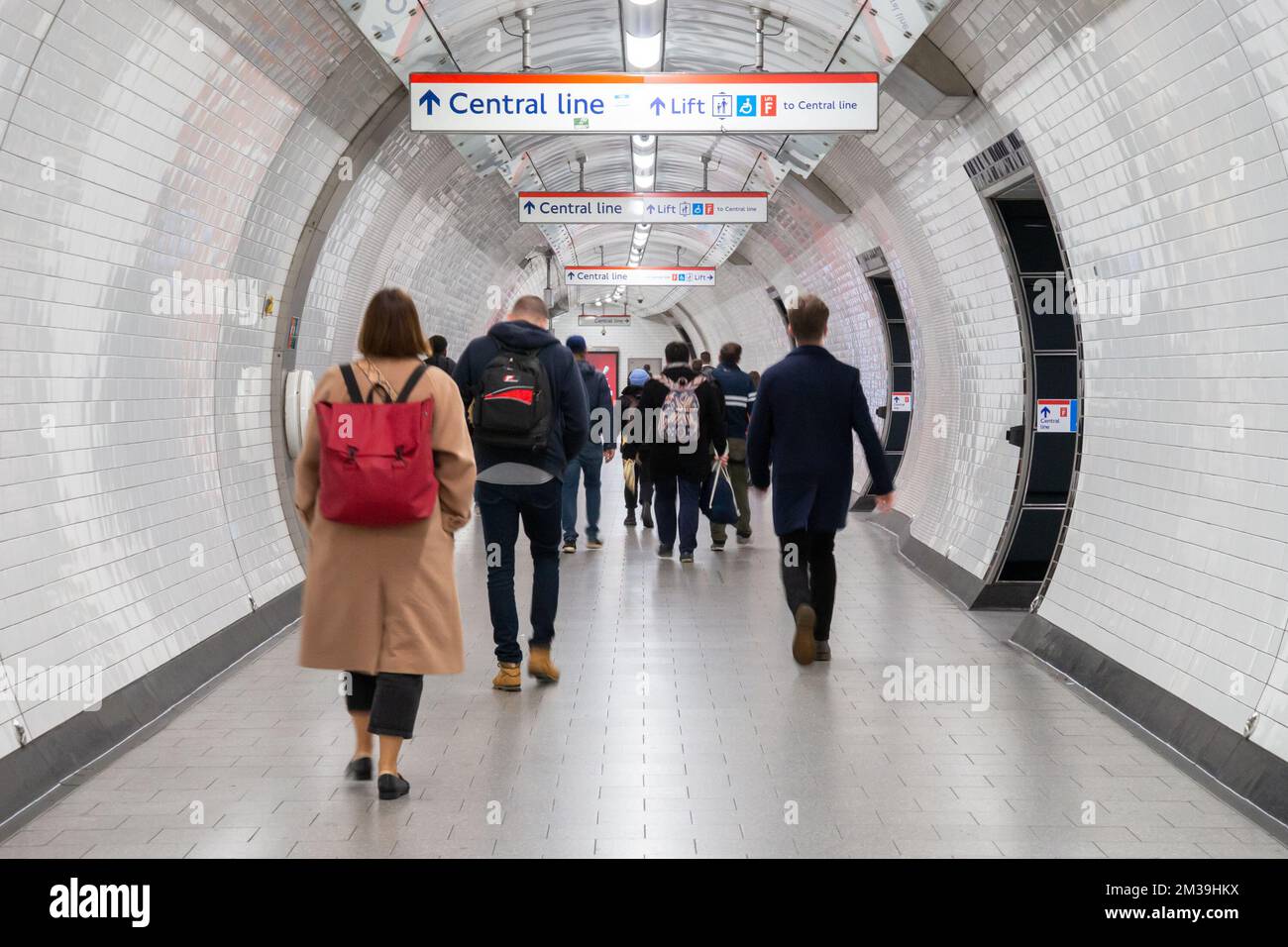Linea centrale della metropolitana o tunnel della metropolitana, Londra, Regno Unito. Passeggeri che camminano verso la piattaforma Foto Stock