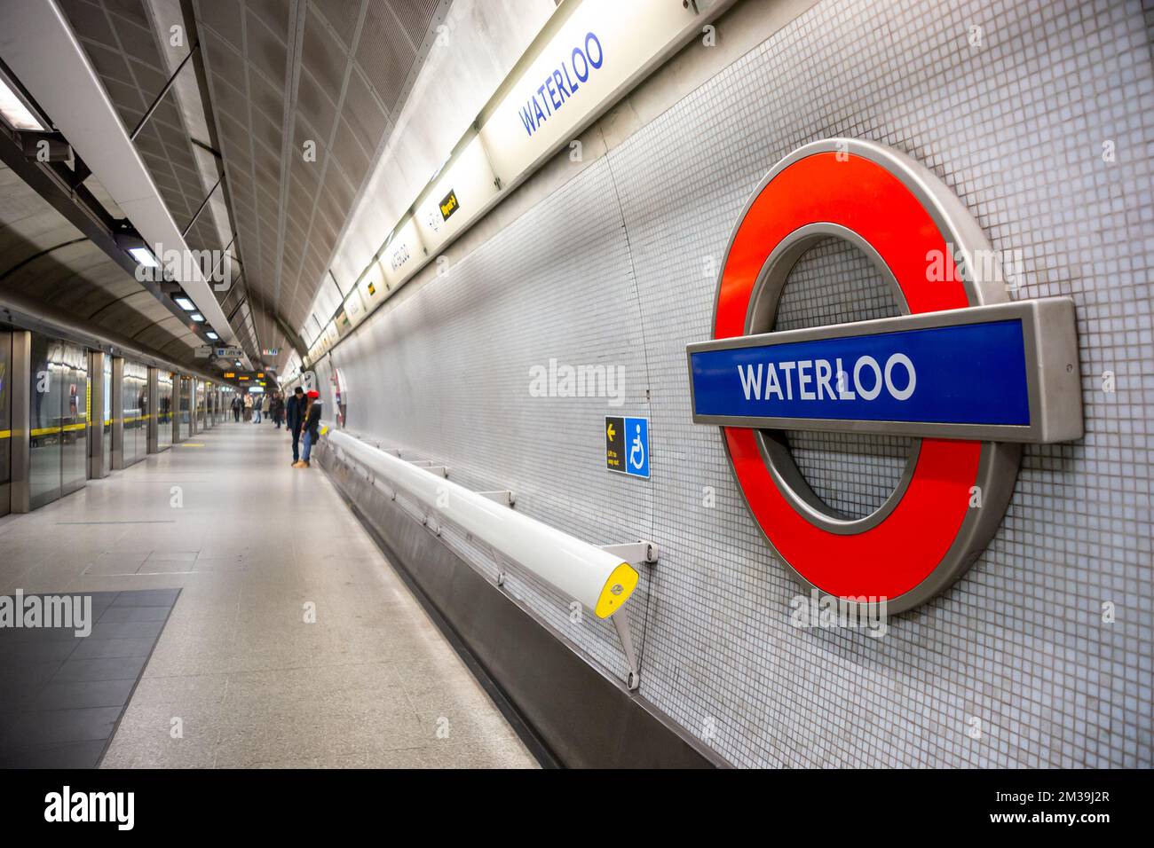 Stazione della metropolitana di Waterloo roundel e piattaforma sulla Jubilee Line, Londra, Inghilterra, Regno Unito Foto Stock
