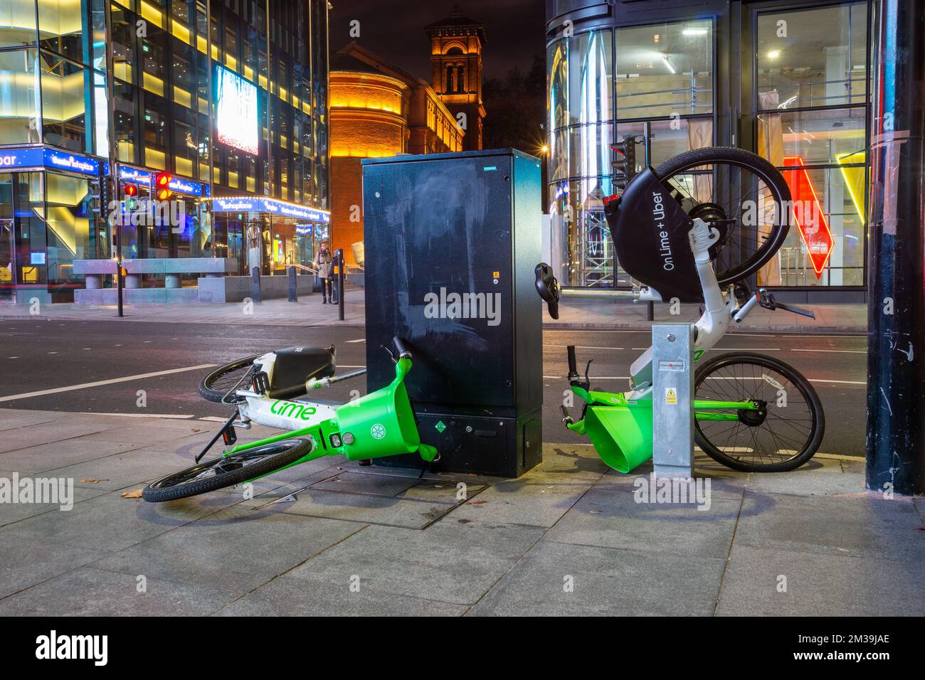 Le bici del tiglio haphazardly posizionate su una strada di Londra, Inghilterra, Regno Unito. E-bike, viaggi più verdi, strada, trasporti Foto Stock