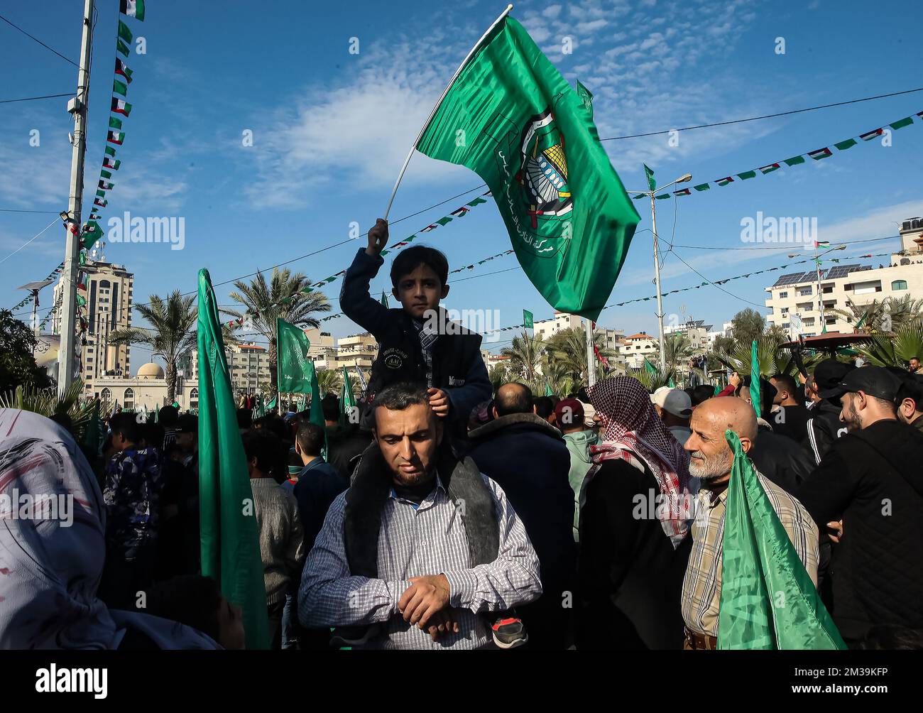 Città di Gaza, striscia di Gaza, Palestina. 14th dicembre 2022. Membri e sostenitori del movimento di resistenza islamica palestinese Hamas partecipano a un raduno a Gaza City, nella striscia di Gaza, il 14 dicembre 2022, in occasione del 35th° anniversario della fondazione del gruppo. Foto di Abdelrahman Ismael/UPI Credit: UPI/Alamy Live News Foto Stock