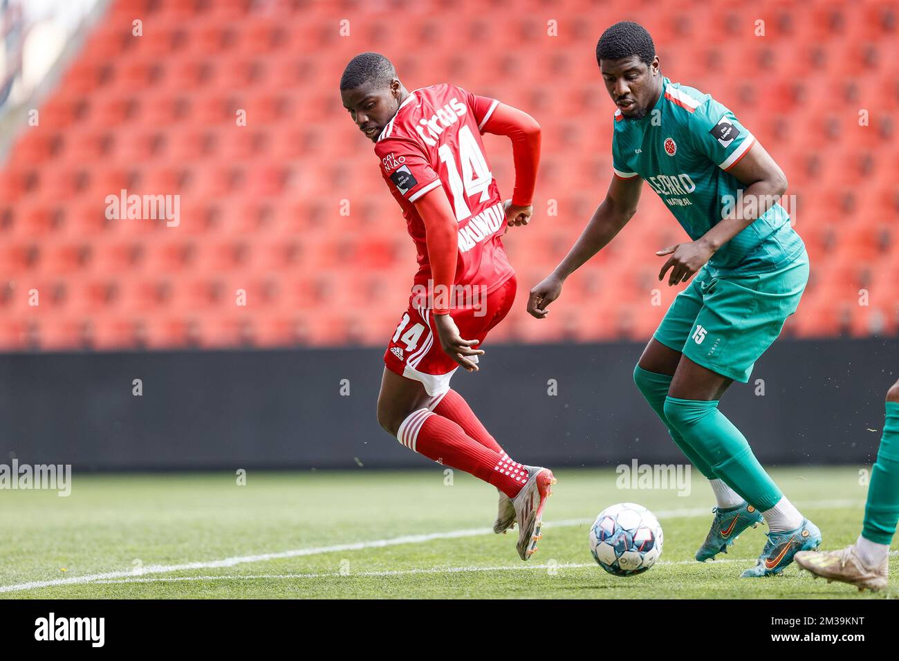 Niels Nkounkou di Standard e Alan bidi-Lecadouq di Virton combattono per la palla durante una amichevole partita di calcio tra Royal Excelsior Virton e Standard de Liege, venerdì 22 aprile 2022 a Liegi. FOTO DI BELGA BRUNO FAHY Foto Stock