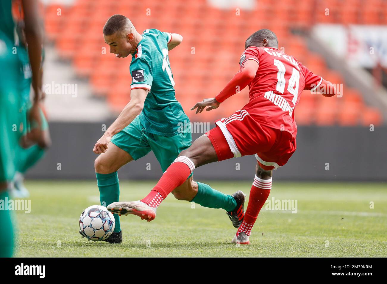Maxime Guillaume di Virton e Niels Nkounkou di Standard combattono per la palla durante una amichevole partita di calcio tra Royal Excelsior Virton e Standard de Liege, venerdì 22 aprile 2022 a Liegi. FOTO DI BELGA BRUNO FAHY Foto Stock