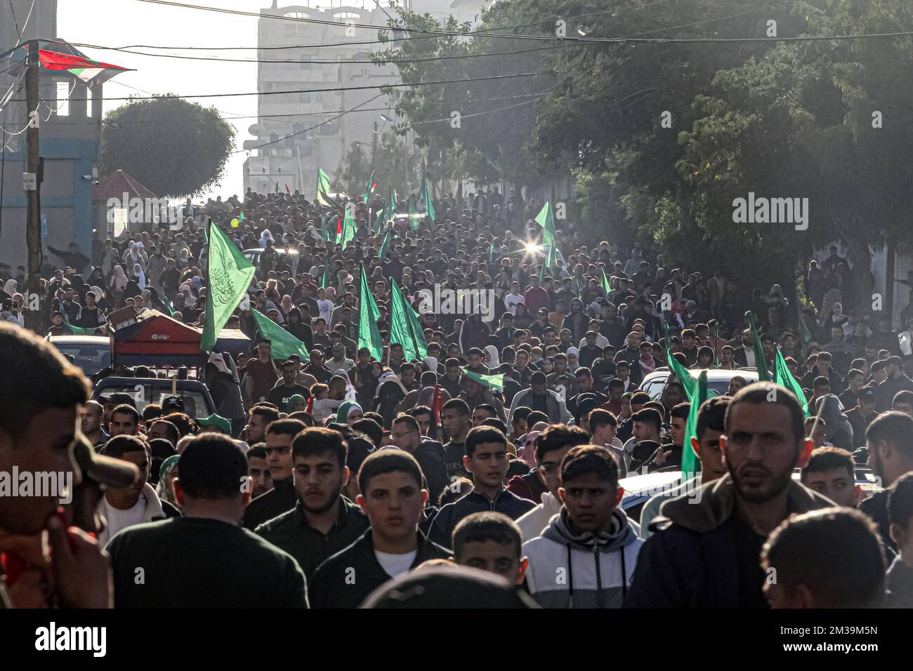 Città di Gaza, striscia di Gaza, Palestina. 14th dicembre 2022. Membri e sostenitori del movimento di resistenza islamica palestinese Hamas partecipano a un raduno a Gaza City, nella striscia di Gaza, il 14 dicembre 2022, in occasione del 35th° anniversario della fondazione del gruppo. Foto di Abdelrahman Ismael/UPI Credit: UPI/Alamy Live News Foto Stock