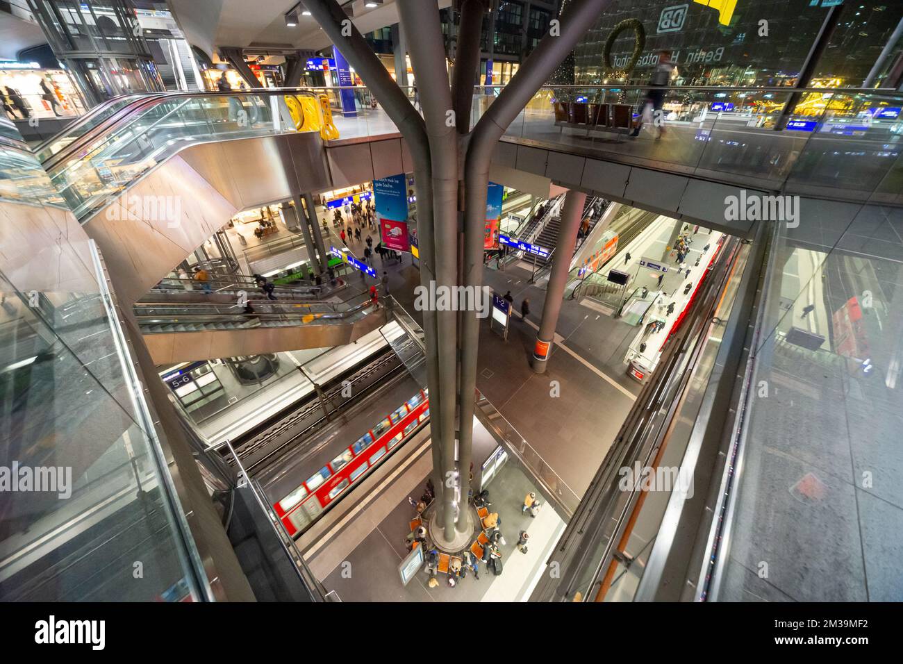 Stazione Hauptbahnhof di Berlino, stazione centrale, interni con più livelli e tracce, Berlino, Germania, Europa Foto Stock