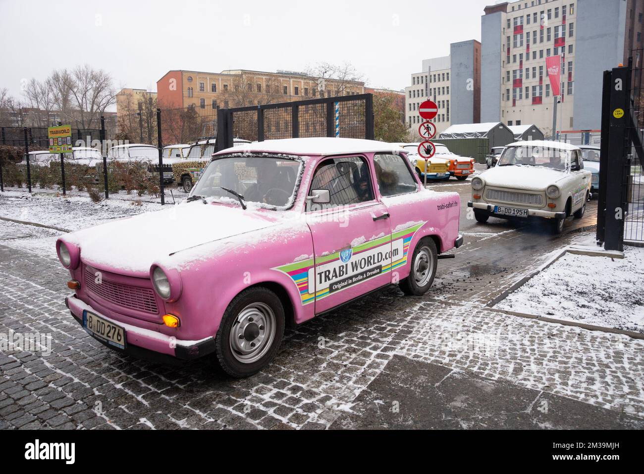 Trabant automobili a Berlino lasciando il mondo Trabi mescola in una fredda giornata nevosa Foto Stock