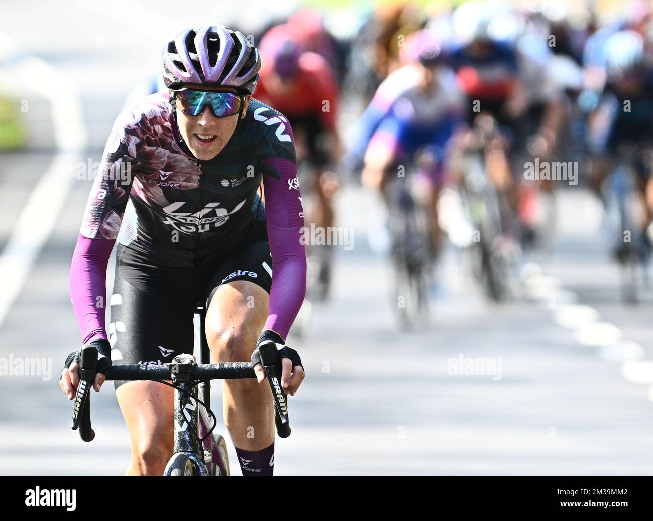 Quinty Ton olandese del Liv Racing Xstra raffigurato in azione durante la gara femminile d'élite del Liegi-Bastogne-Liegi un giorno di ciclismo, 142,1km da Bastogne a Liegi, domenica 24 aprile 2022, a Liegi. FOTO DI BELGA JASPER JACOBS Foto Stock