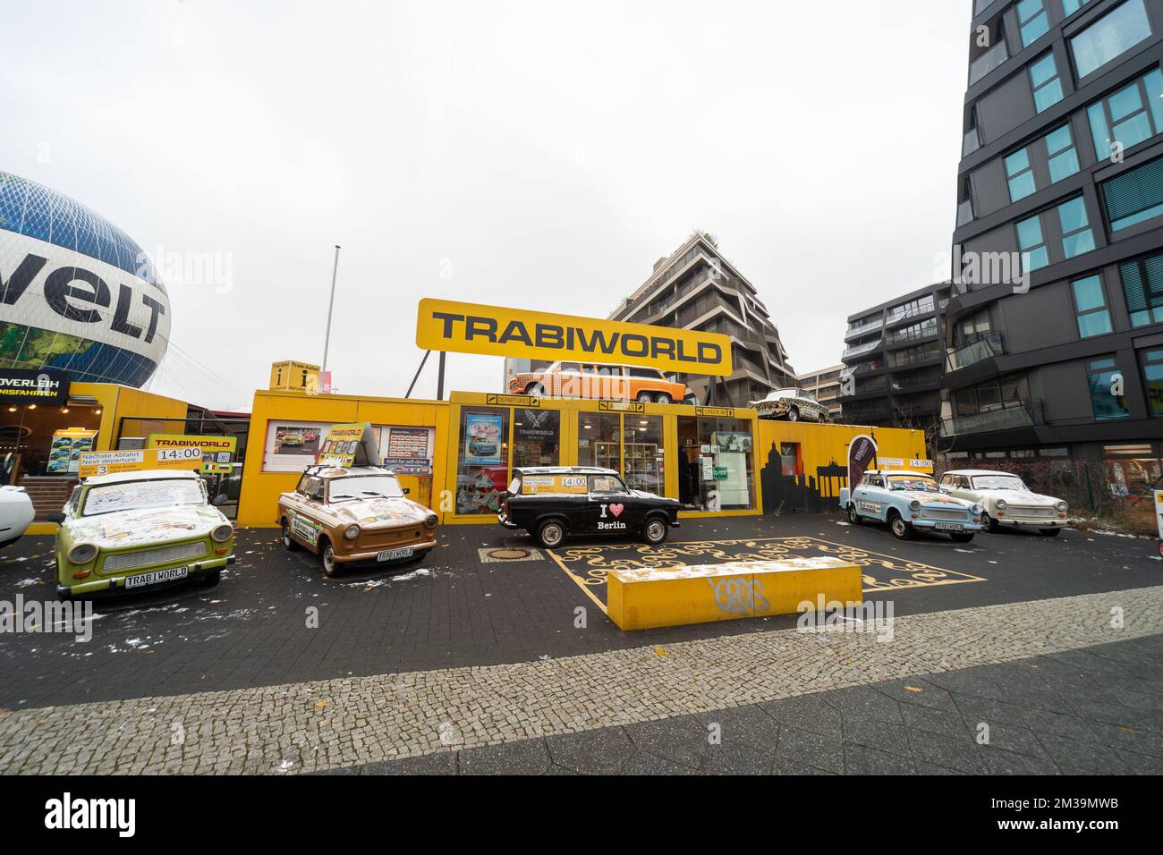 Trabi World, Berlino, Germania. Un tour in auto della città con le iconiche Trabant realizzate nell'ex DDR Foto Stock
