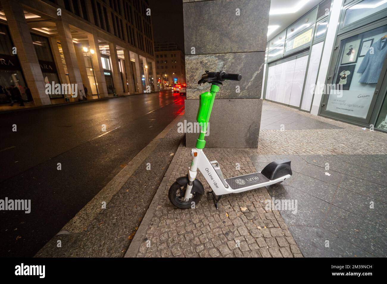 E-scooter Lime/Uber a Berlino, Germania Foto Stock
